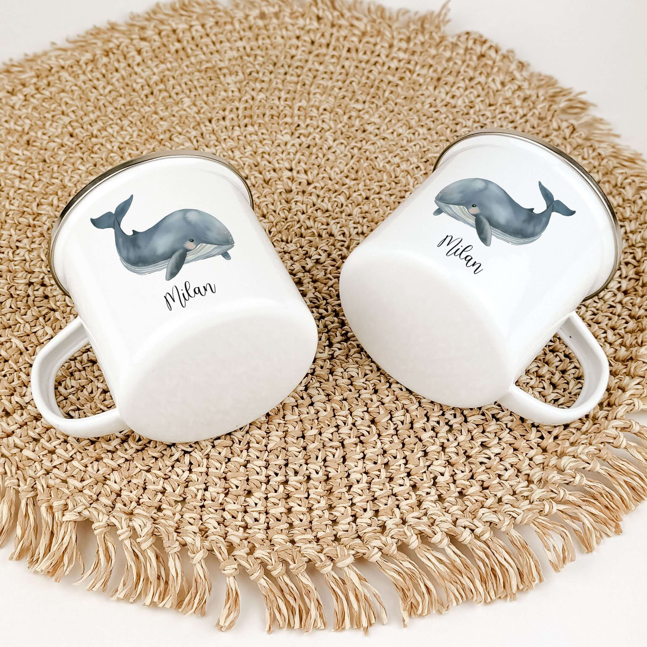 Emaille Tasse Wal-famprints-Emaille Tasse-Entdecke die bezaubernde Emaille Tasse Wal – das perfekte Geschenk für kleine Abenteurer! Diese Emaille Tasse personalisiert macht jeden Schluck zu einem Erlebnis und zaubert ein Lächeln in Kinderaugen. Mit einem