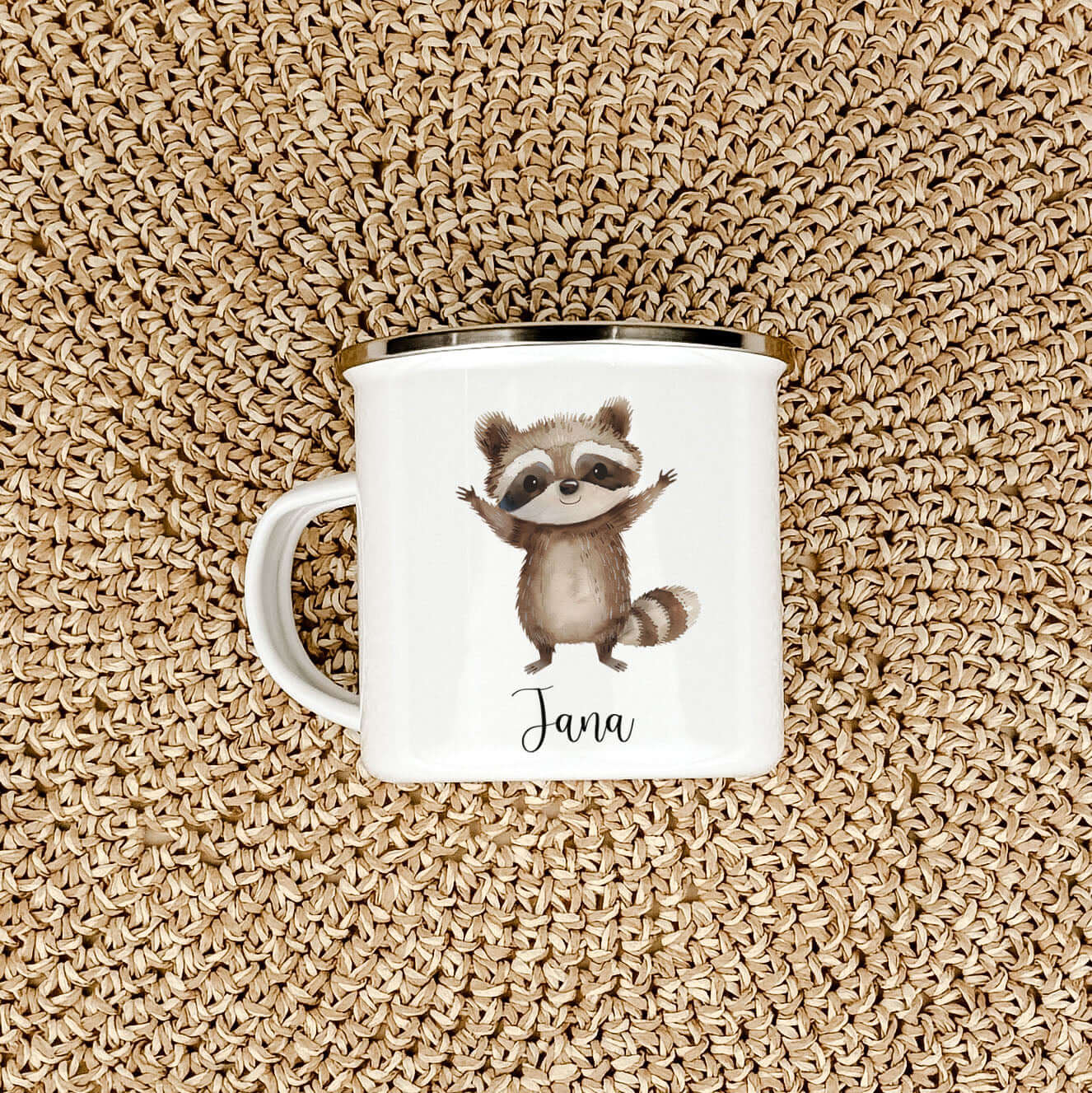 Emaille Tasse Waschbär-famprints-Emaille Tasse-Entdecke die bezaubernde Emaille Tasse Waschbär – ein echtes Highlight für jedes Kind! Diese personalisierte Emaille Tasse wird mit dem Namen deines kleinen Lieblings versehen und sorgt garantiert für strahle