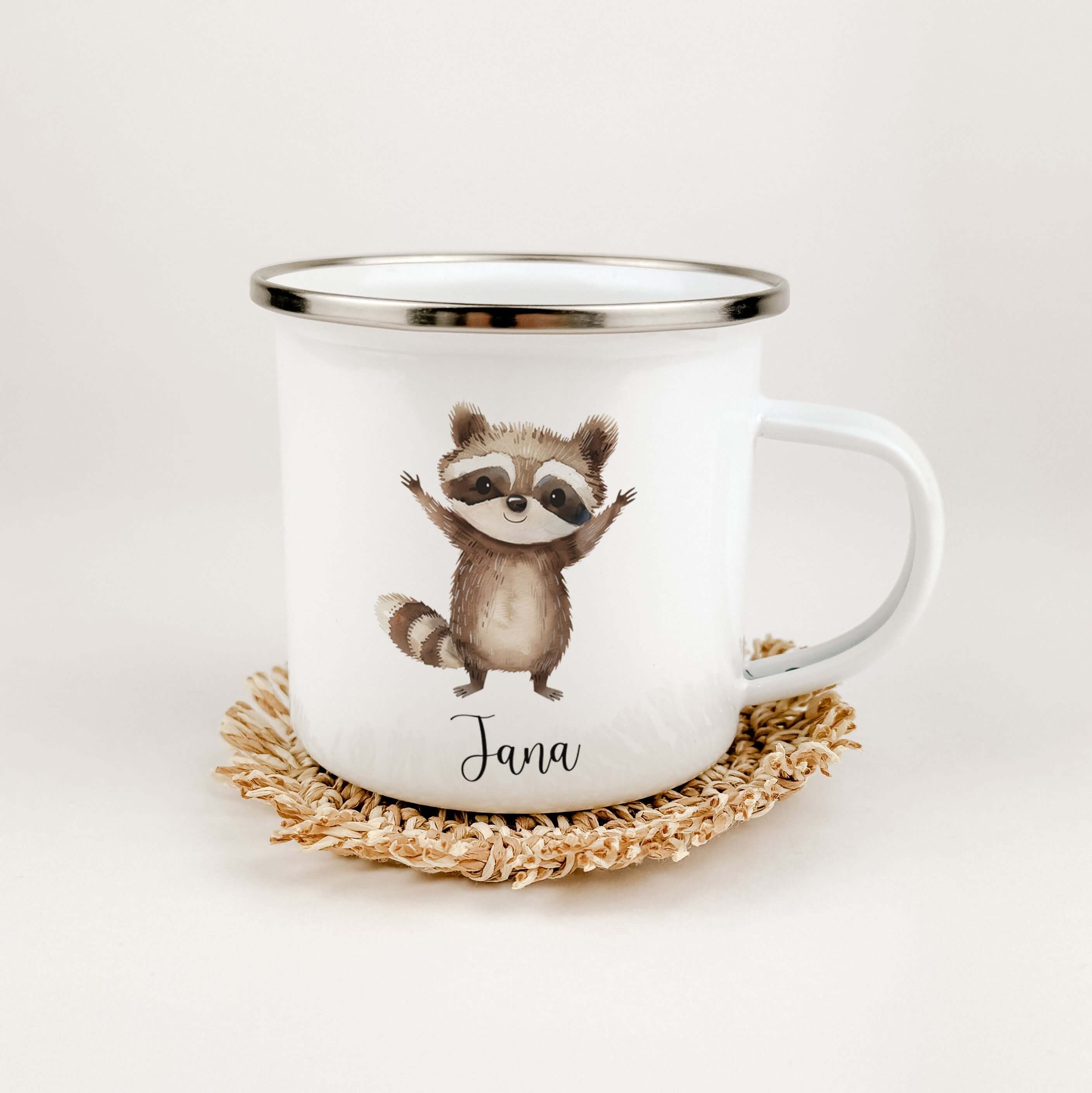 Emaille Tasse Waschbär-famprints-Emaille Tasse-Entdecke die bezaubernde Emaille Tasse Waschbär – ein echtes Highlight für jedes Kind! Diese personalisierte Emaille Tasse wird mit dem Namen deines kleinen Lieblings versehen und sorgt garantiert für strahle