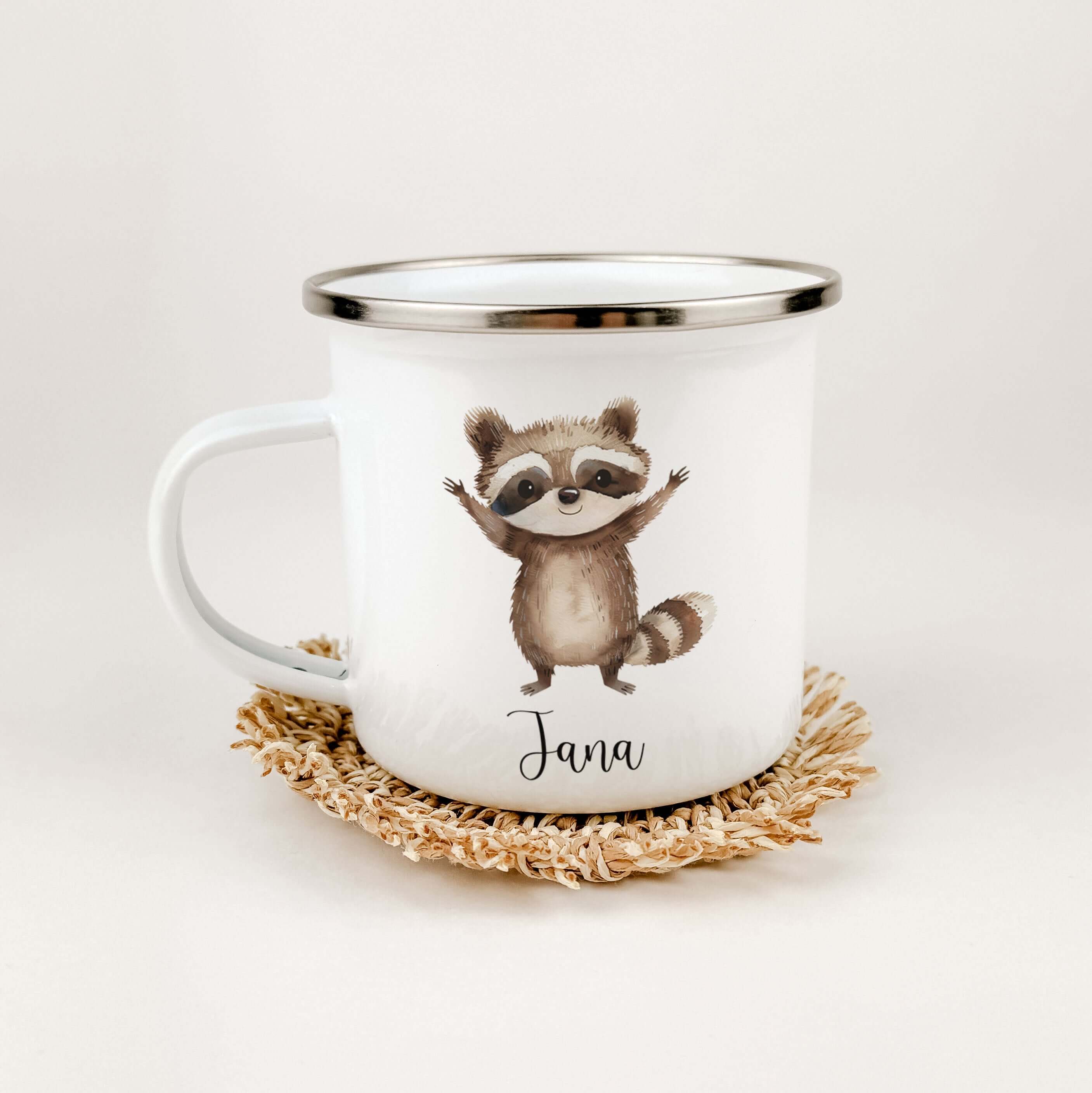 Emaille Tasse Waschbär-famprints-Emaille Tasse-Entdecke die bezaubernde Emaille Tasse Waschbär – ein echtes Highlight für jedes Kind! Diese personalisierte Emaille Tasse wird mit dem Namen deines kleinen Lieblings versehen und sorgt garantiert für strahle