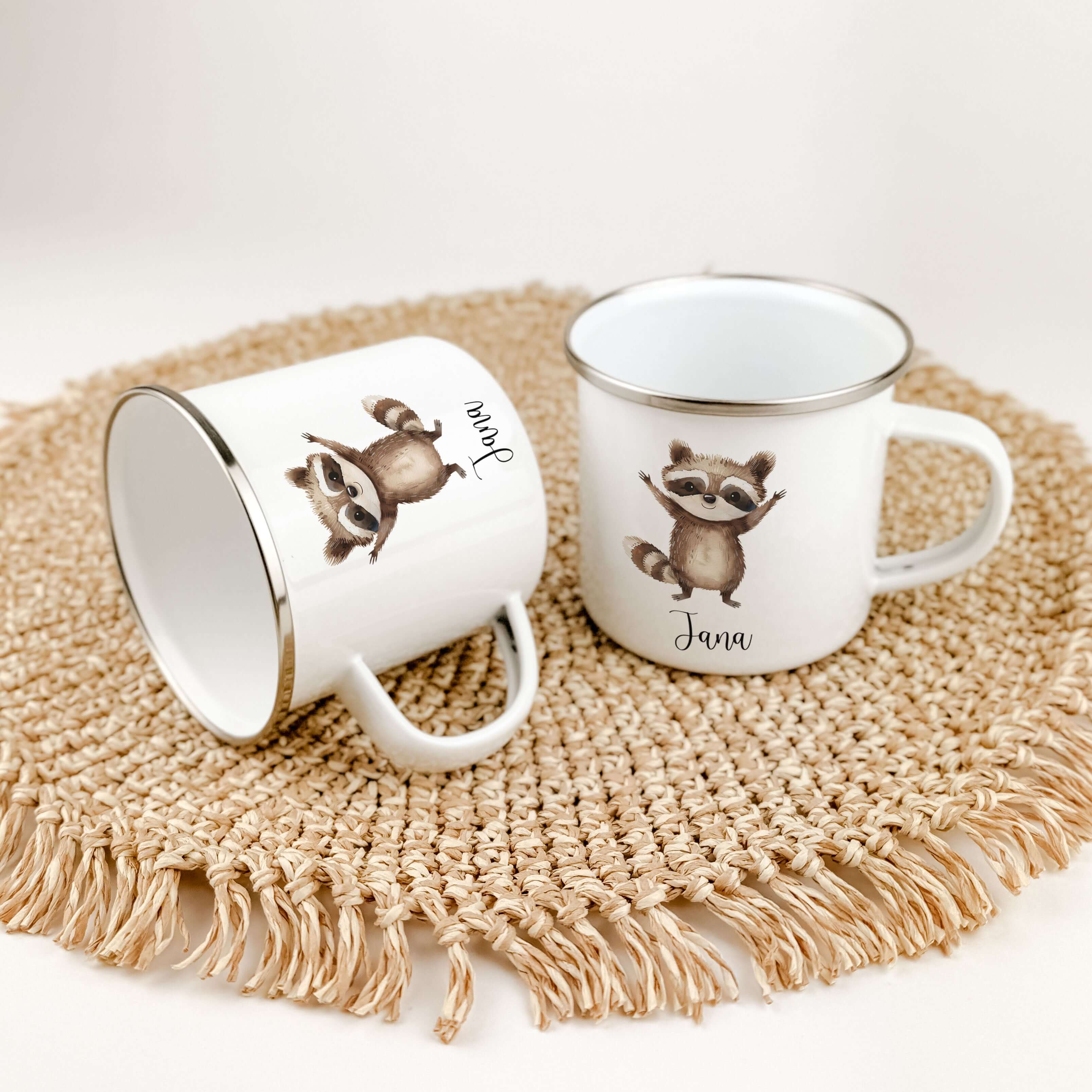 Emaille Tasse Waschbär-famprints-Emaille Tasse-Entdecke die bezaubernde Emaille Tasse Waschbär – ein echtes Highlight für jedes Kind! Diese personalisierte Emaille Tasse wird mit dem Namen deines kleinen Lieblings versehen und sorgt garantiert für strahle