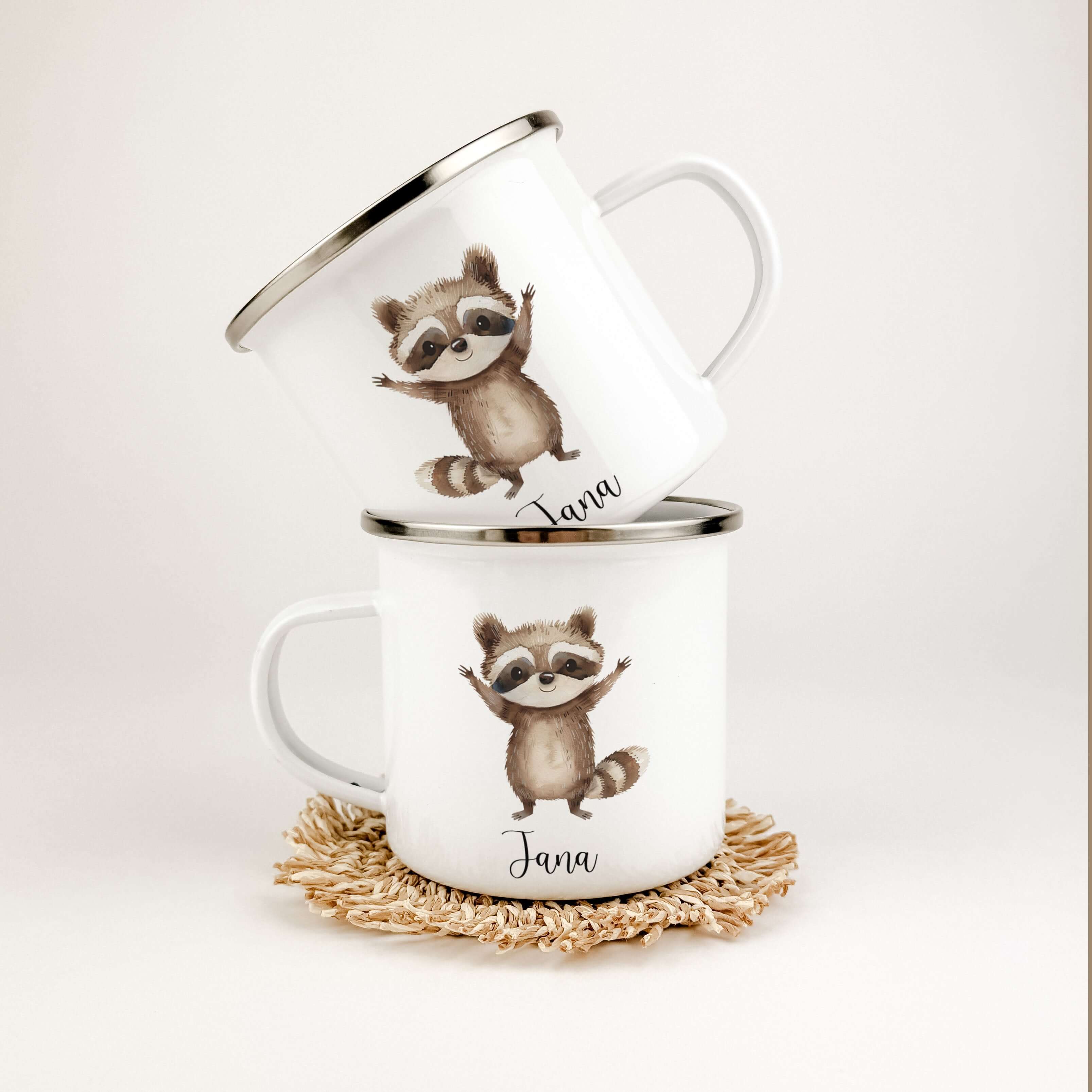 Emaille Tasse Waschbär-famprints-Emaille Tasse-Entdecke die bezaubernde Emaille Tasse Waschbär – ein echtes Highlight für jedes Kind! Diese personalisierte Emaille Tasse wird mit dem Namen deines kleinen Lieblings versehen und sorgt garantiert für strahle