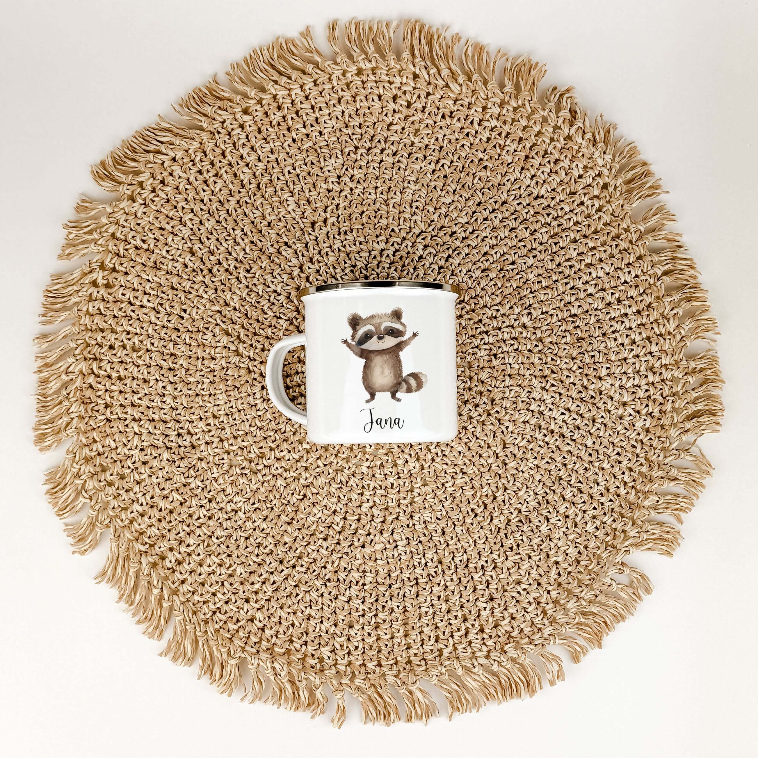 Emaille Tasse Waschbär-famprints-Emaille Tasse-Entdecke die bezaubernde Emaille Tasse Waschbär – ein echtes Highlight für jedes Kind! Diese personalisierte Emaille Tasse wird mit dem Namen deines kleinen Lieblings versehen und sorgt garantiert für strahle