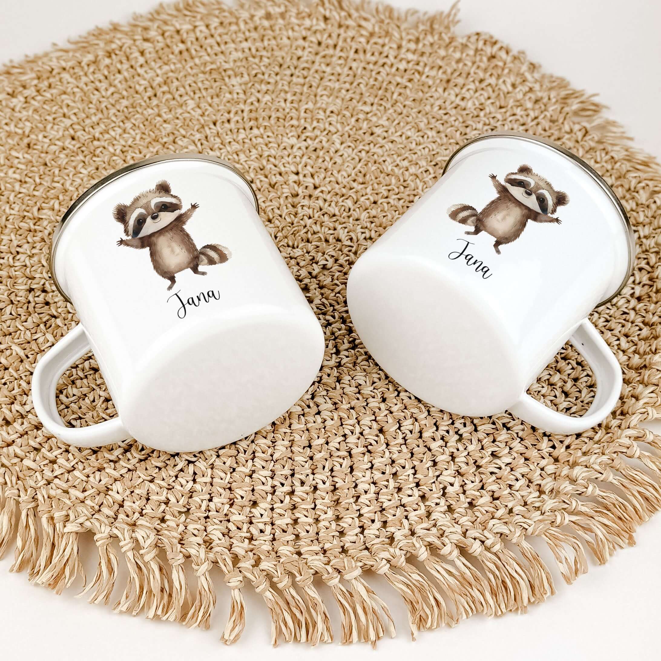 Emaille Tasse Waschbär-famprints-Emaille Tasse-Entdecke die bezaubernde Emaille Tasse Waschbär – ein echtes Highlight für jedes Kind! Diese personalisierte Emaille Tasse wird mit dem Namen deines kleinen Lieblings versehen und sorgt garantiert für strahle