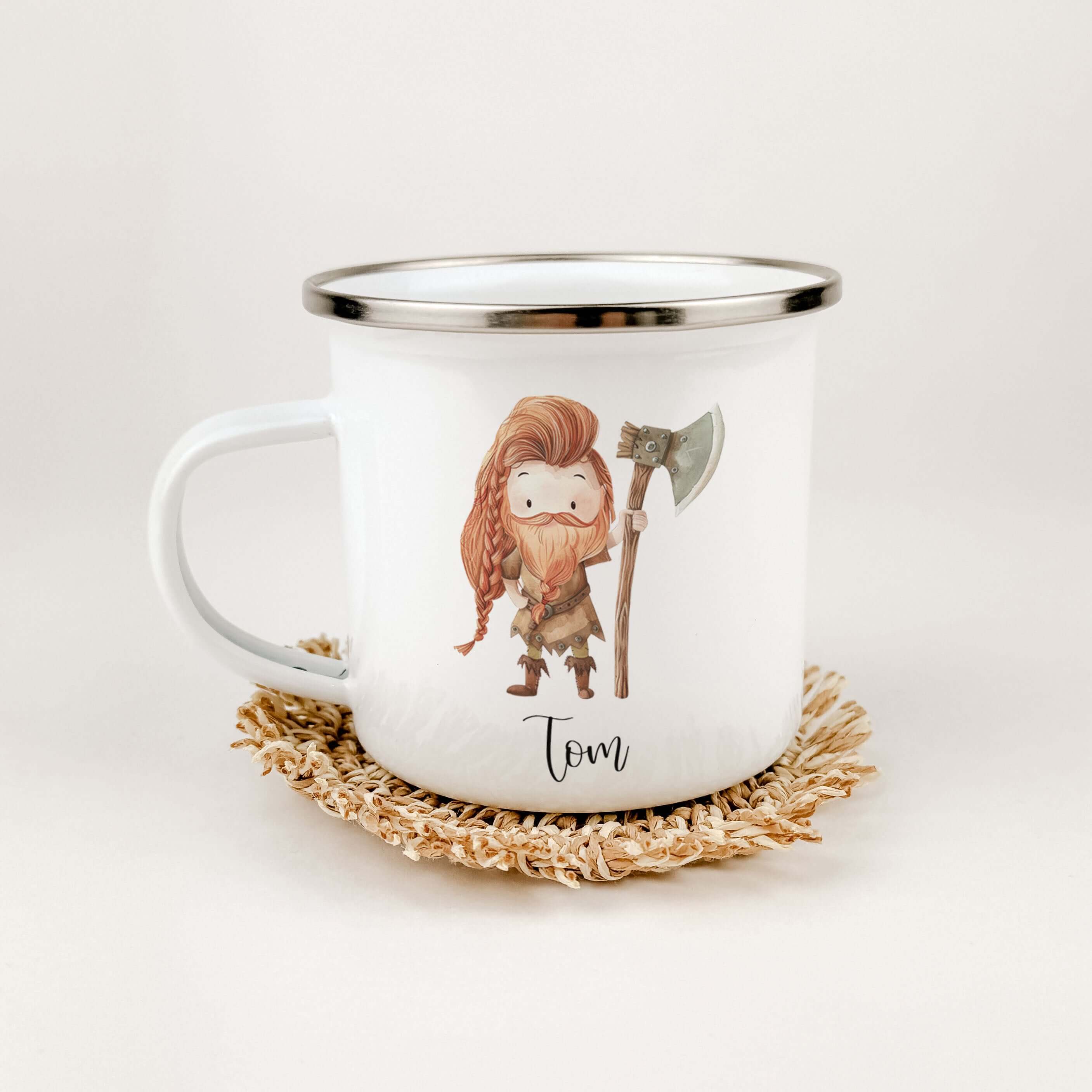 Emaille Tasse Wikinger-famprints-Emaille Tasse-Entdecke die einzigartige Emaille Tasse Wikinger, die nicht nur ein praktisches Trinkgefäß, sondern auch ein bezauberndes und personalisiertes Geschenk für kleine Helden ist! Diese Emaille Tasse personalisier