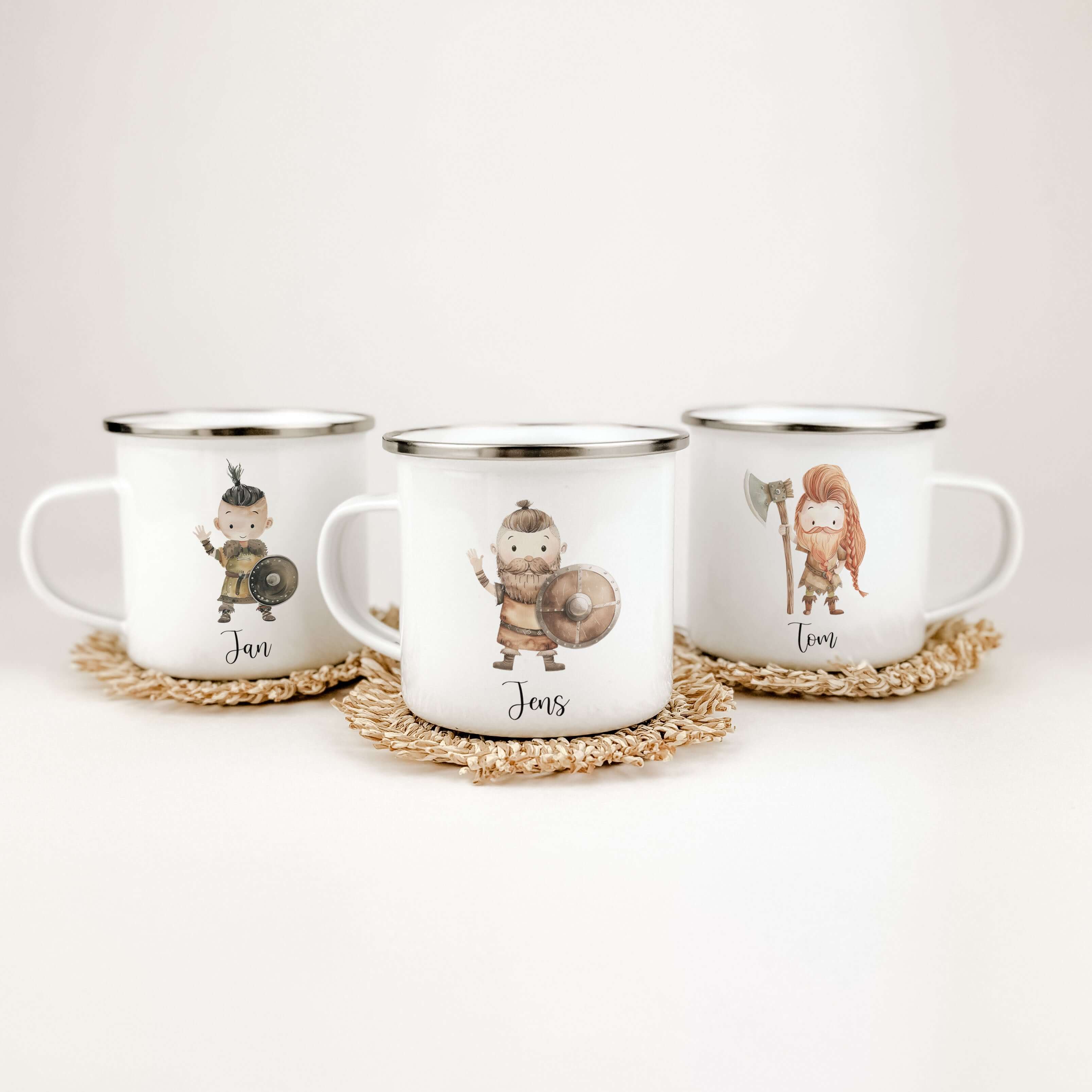 Emaille Tasse Wikinger-famprints-Emaille Tasse-Entdecke die einzigartige Emaille Tasse Wikinger, die nicht nur ein praktisches Trinkgefäß, sondern auch ein bezauberndes und personalisiertes Geschenk für kleine Helden ist! Diese Emaille Tasse personalisier