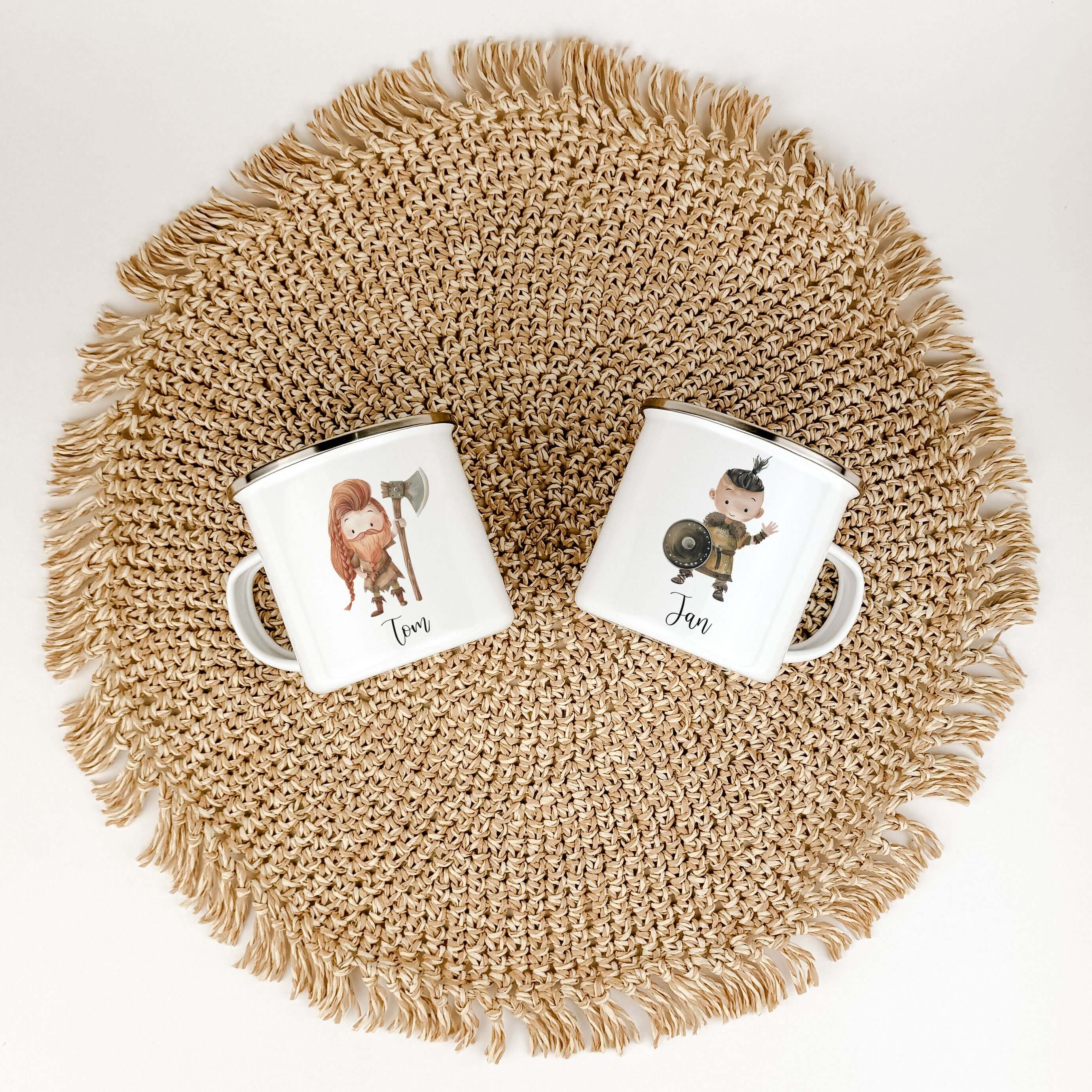 Emaille Tasse Wikinger-famprints-Emaille Tasse-Entdecke die einzigartige Emaille Tasse Wikinger, die nicht nur ein praktisches Trinkgefäß, sondern auch ein bezauberndes und personalisiertes Geschenk für kleine Helden ist! Diese Emaille Tasse personalisier