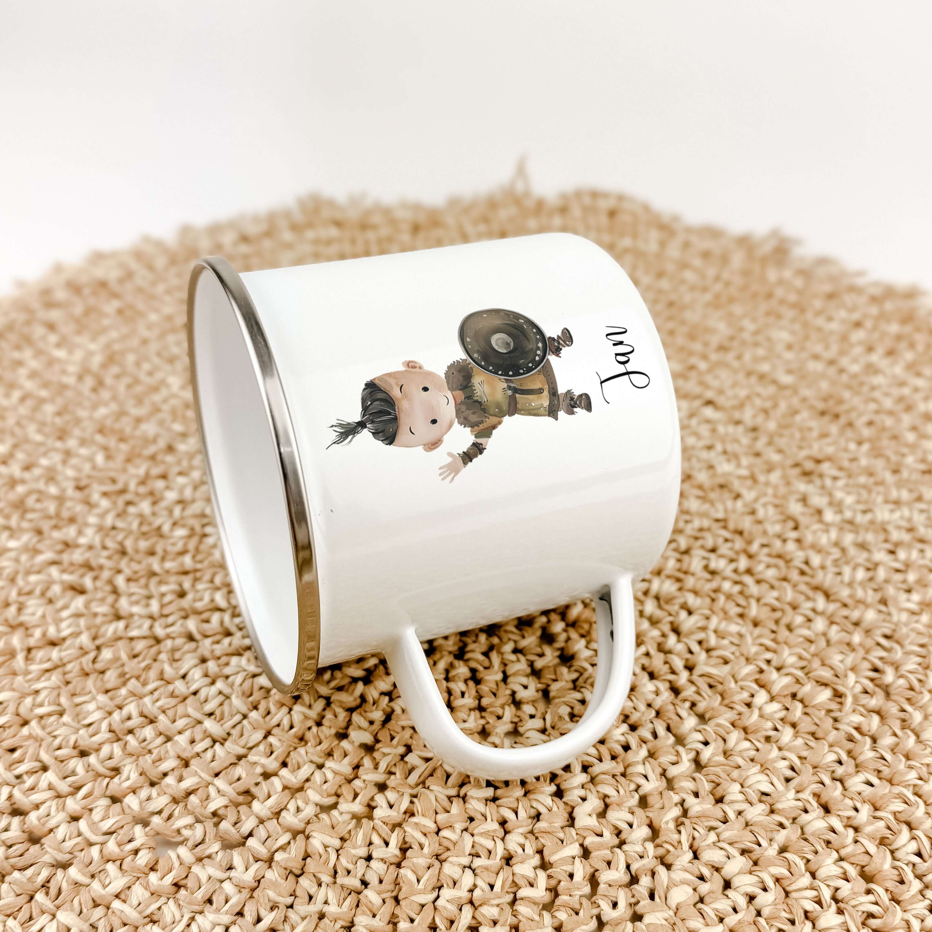 Emaille Tasse Wikinger-famprints-Emaille Tasse-Entdecke die einzigartige Emaille Tasse Wikinger, die nicht nur ein praktisches Trinkgefäß, sondern auch ein bezauberndes und personalisiertes Geschenk für kleine Helden ist! Diese Emaille Tasse personalisier