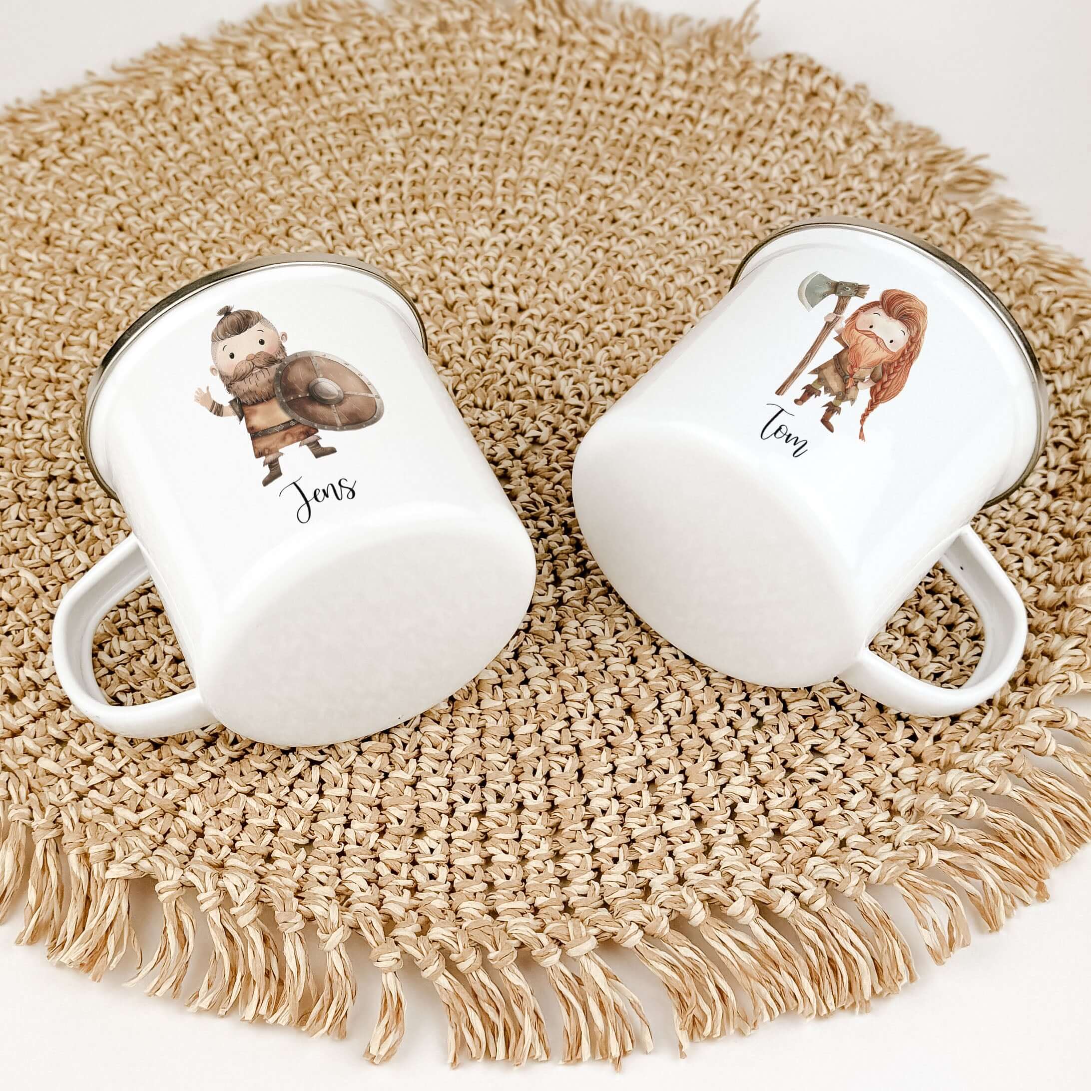 Emaille Tasse Wikinger-famprints-Emaille Tasse-Entdecke die einzigartige Emaille Tasse Wikinger, die nicht nur ein praktisches Trinkgefäß, sondern auch ein bezauberndes und personalisiertes Geschenk für kleine Helden ist! Diese Emaille Tasse personalisier