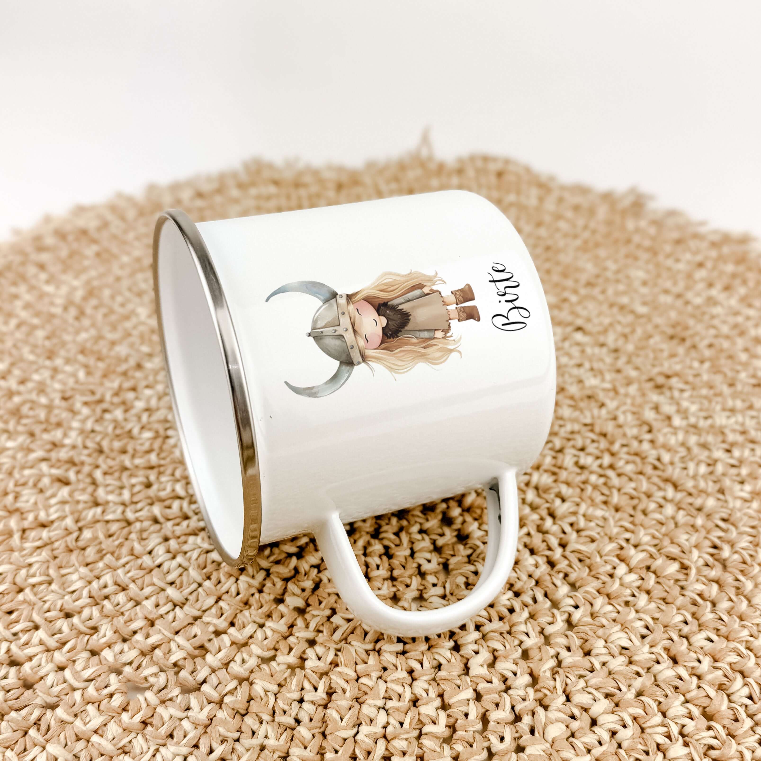 Emaille Tasse Wikingerin-famprints-Emaille Tasse-Verliebe dich in unsere Emaille Tasse Wikingerin, die nicht nur durch ihr einzigartiges Design besticht, sondern auch durch ihre Funktionalität. Diese Emaille Tasse personalisiert bringt nicht nur Freude in