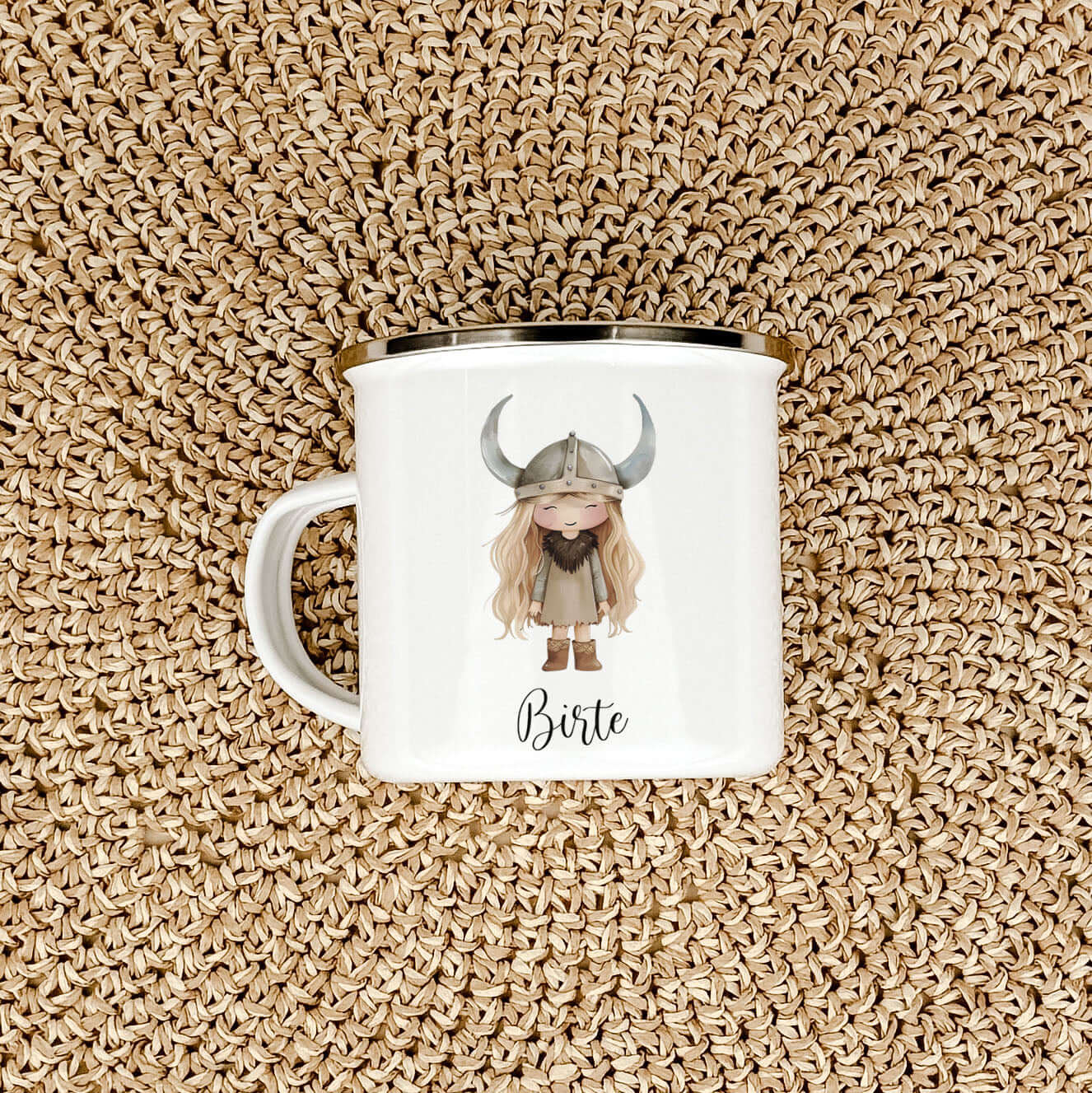 Emaille Tasse Wikingerin-famprints-Emaille Tasse-Verliebe dich in unsere Emaille Tasse Wikingerin, die nicht nur durch ihr einzigartiges Design besticht, sondern auch durch ihre Funktionalität. Diese Emaille Tasse personalisiert bringt nicht nur Freude in