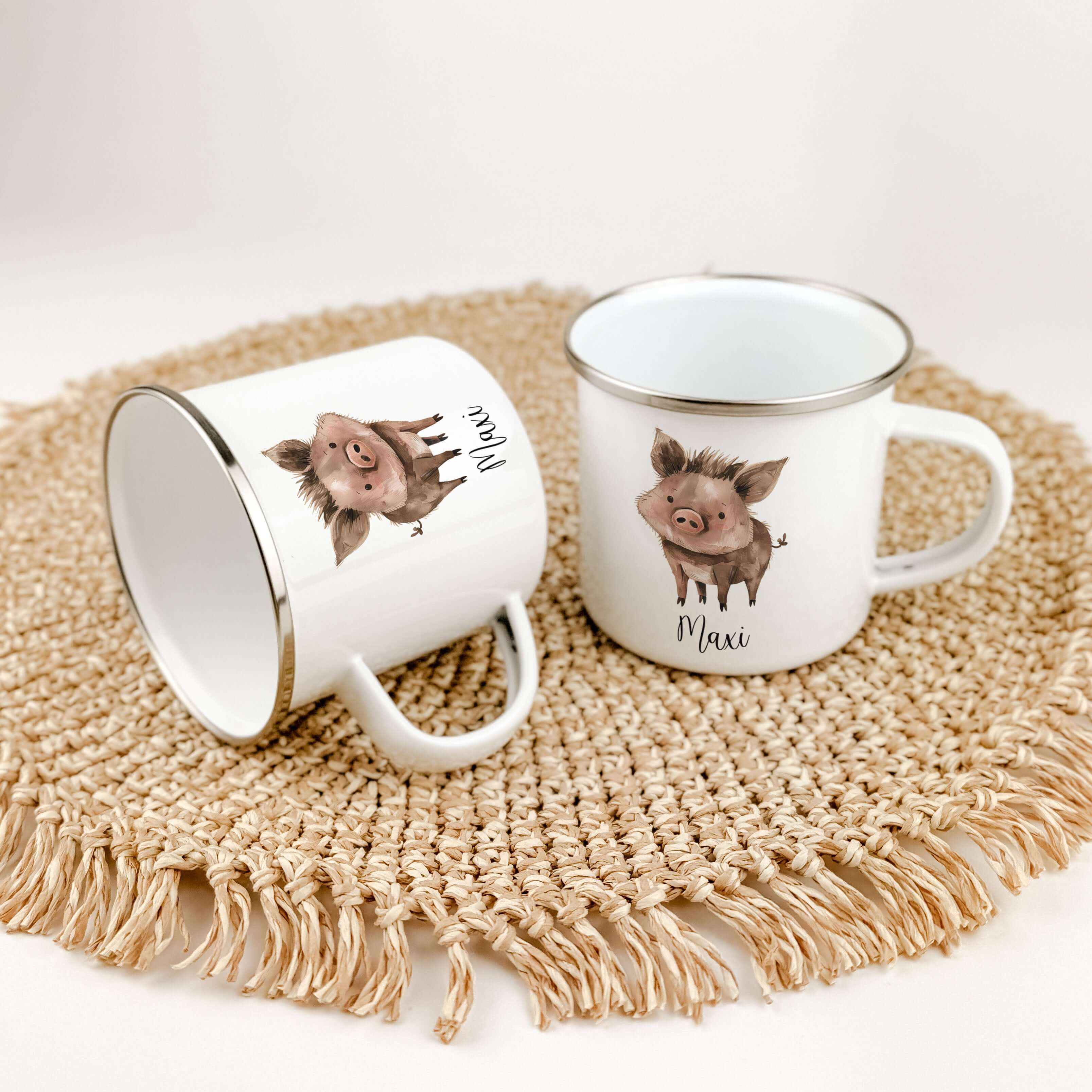 Emaille Tasse Wildschwein-famprints-Emaille Tasse-Entdecke die bezaubernde Emaille Tasse Wildschwein, die nicht nur ein praktisches Trinkgefäß, sondern auch ein persönliches Geschenk ist. Diese Emaille Tasse personalisiert zaubert jedem Kind ein Lächeln i
