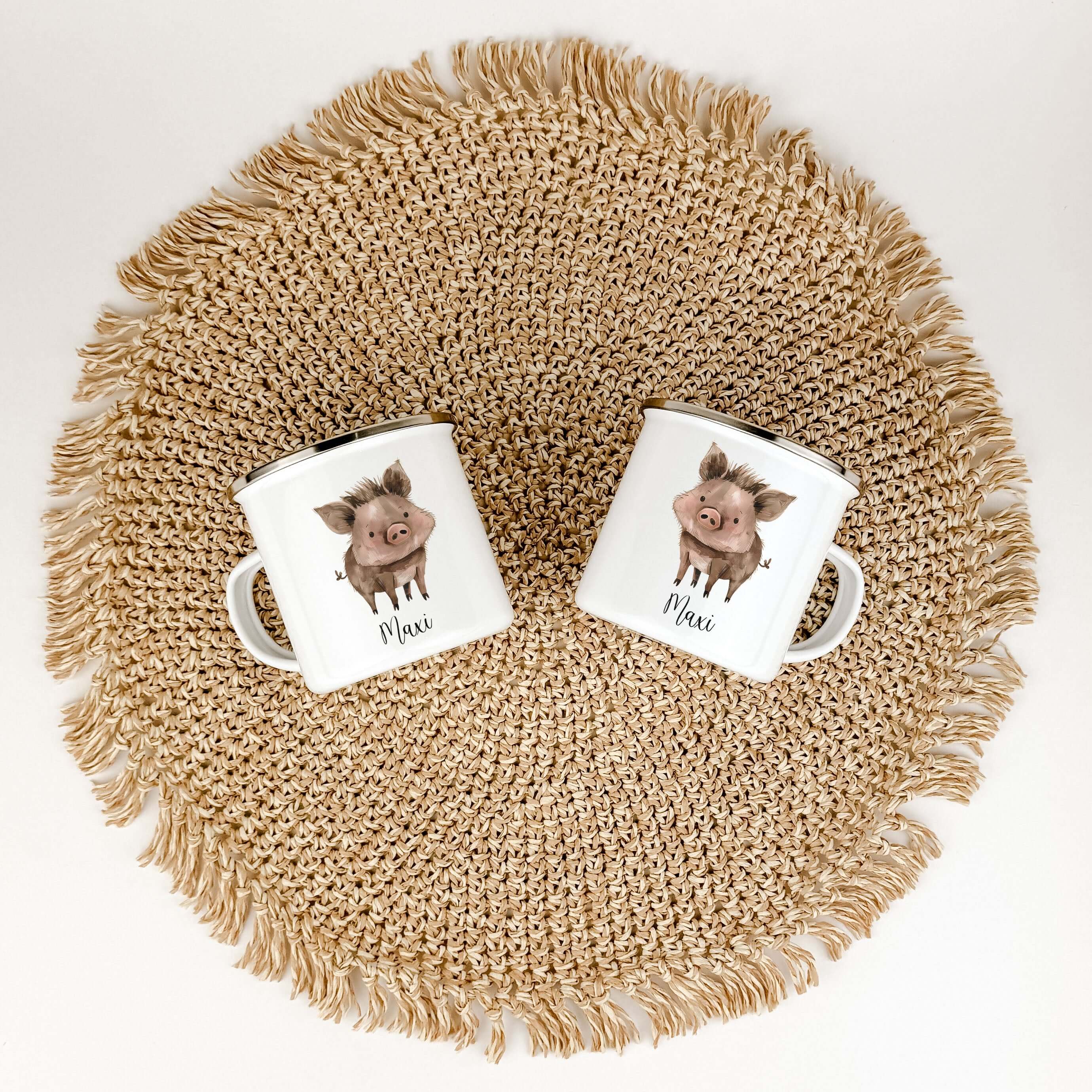 Emaille Tasse Wildschwein-famprints-Emaille Tasse-Entdecke die bezaubernde Emaille Tasse Wildschwein, die nicht nur ein praktisches Trinkgefäß, sondern auch ein persönliches Geschenk ist. Diese Emaille Tasse personalisiert zaubert jedem Kind ein Lächeln i