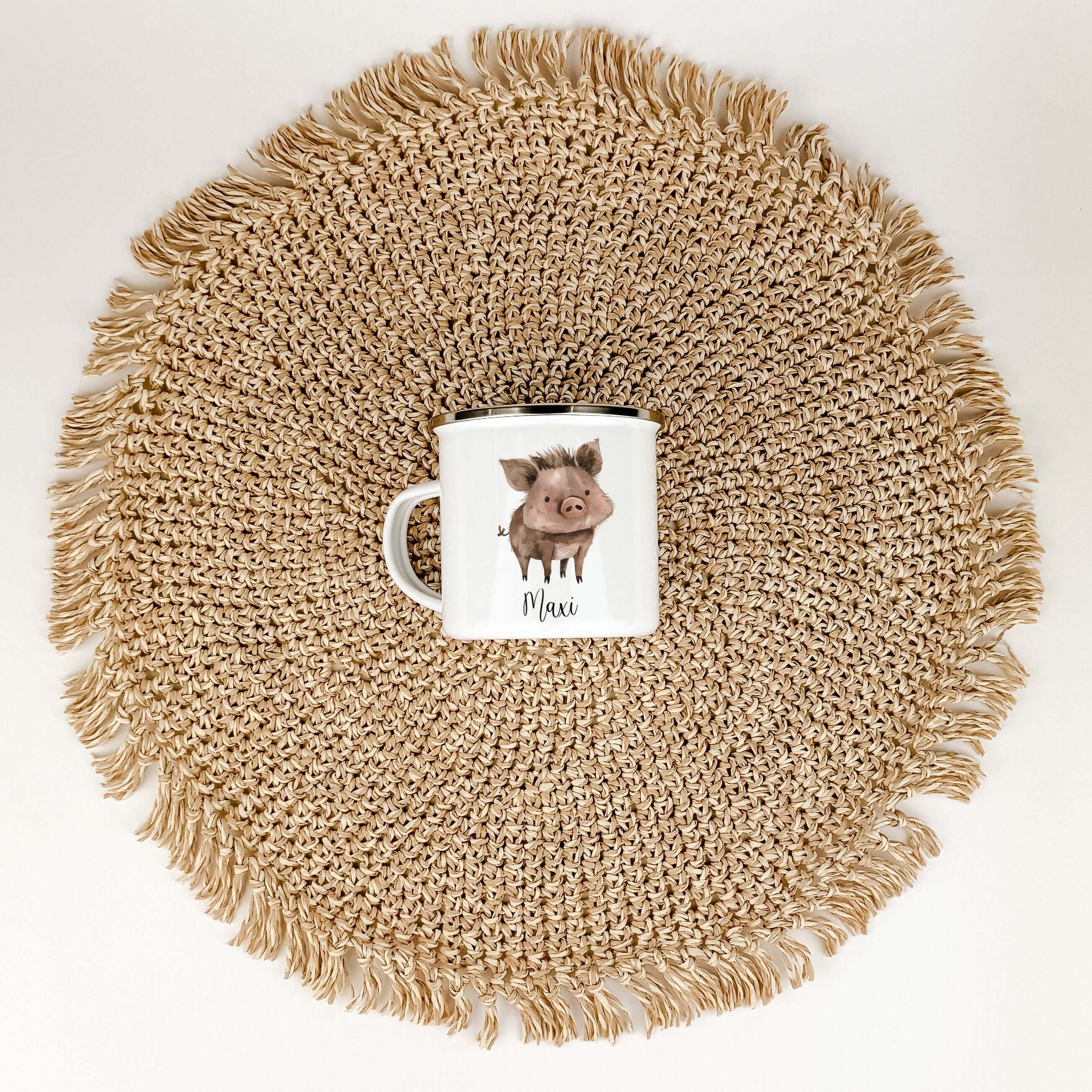 Emaille Tasse Wildschwein-famprints-Emaille Tasse-Entdecke die bezaubernde Emaille Tasse Wildschwein, die nicht nur ein praktisches Trinkgefäß, sondern auch ein persönliches Geschenk ist. Diese Emaille Tasse personalisiert zaubert jedem Kind ein Lächeln i