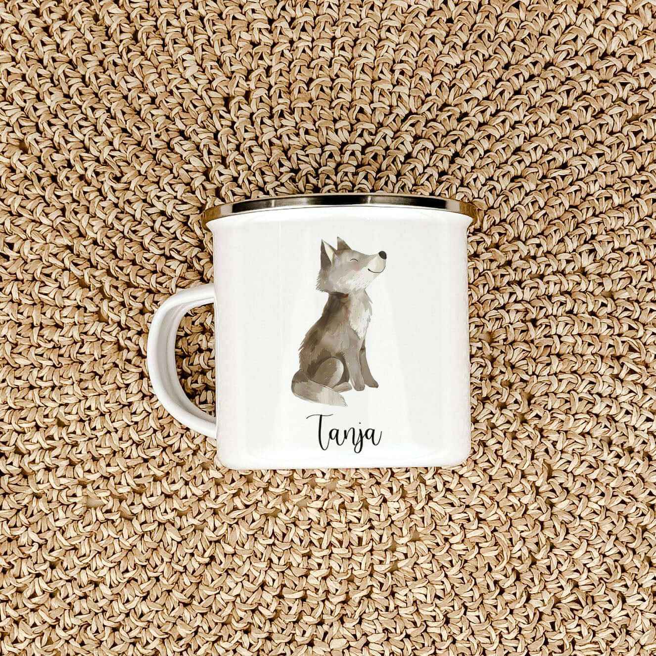 Emaille Tasse Wolf-famprints-Emaille Tasse-Entdecke die hochwertige Emaille Tasse Wolf – das perfekte Geschenk für kleine Abenteurer und Tierliebhaber! Diese Emaille Tasse personalisiert bringt nicht nur ein Lächeln auf das Gesicht deines Kindes, sondern