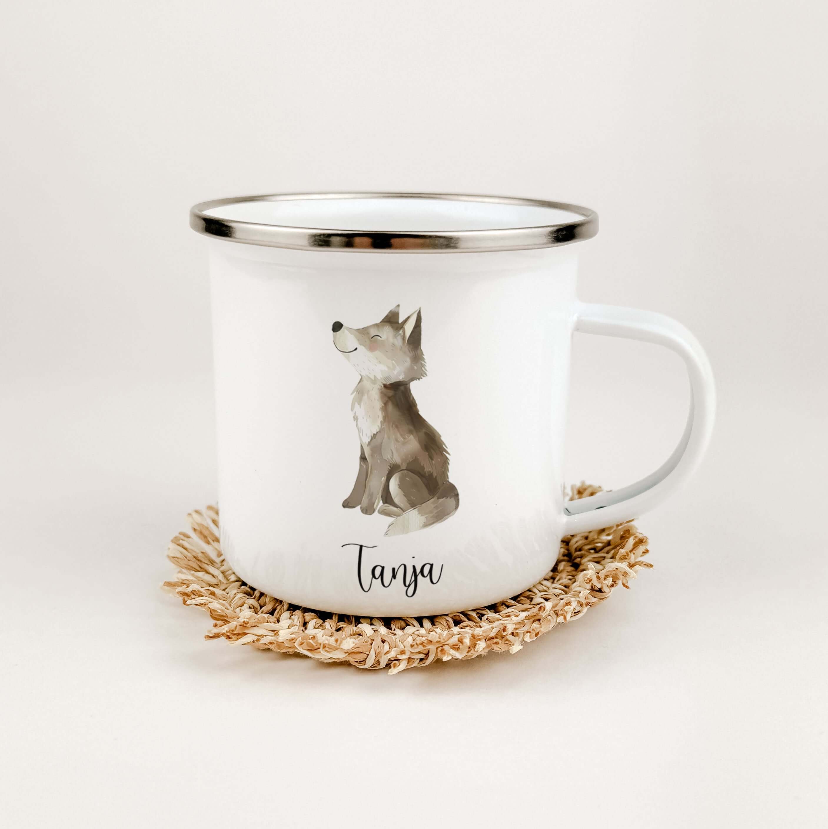 Emaille Tasse Wolf-famprints-Emaille Tasse-Entdecke die hochwertige Emaille Tasse Wolf – das perfekte Geschenk für kleine Abenteurer und Tierliebhaber! Diese Emaille Tasse personalisiert bringt nicht nur ein Lächeln auf das Gesicht deines Kindes, sondern