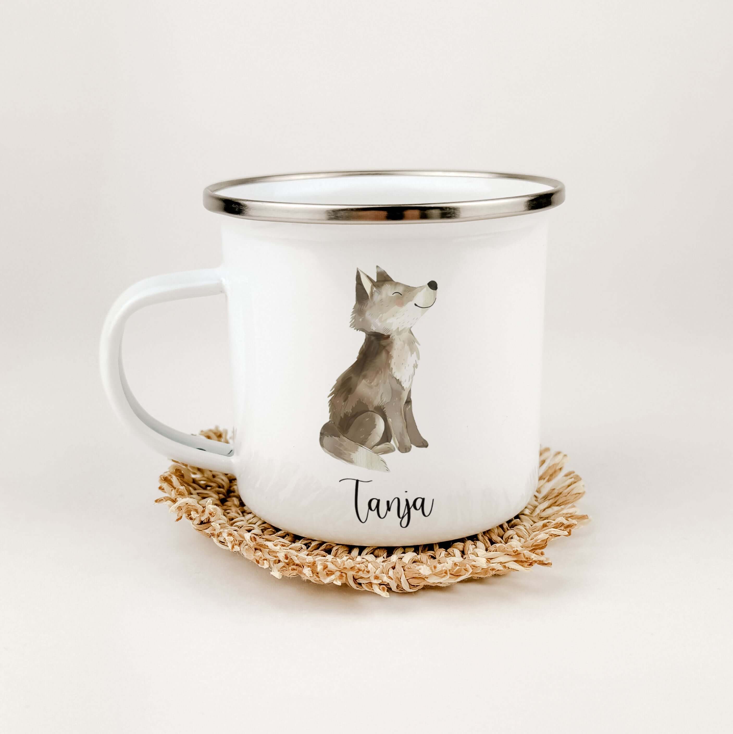 Emaille Tasse Wolf-famprints-Emaille Tasse-Entdecke die hochwertige Emaille Tasse Wolf – das perfekte Geschenk für kleine Abenteurer und Tierliebhaber! Diese Emaille Tasse personalisiert bringt nicht nur ein Lächeln auf das Gesicht deines Kindes, sondern