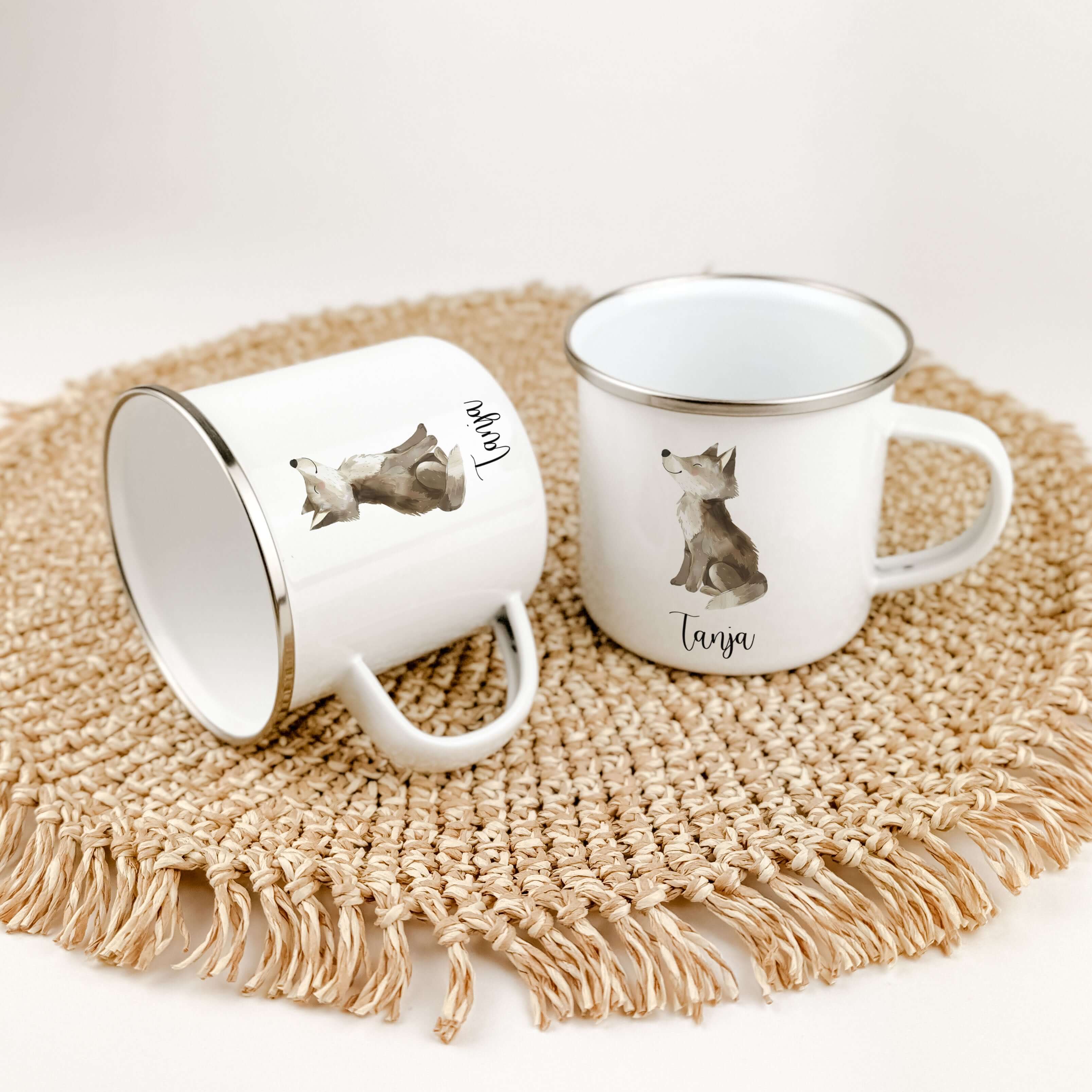 Emaille Tasse Wolf-famprints-Emaille Tasse-Entdecke die hochwertige Emaille Tasse Wolf – das perfekte Geschenk für kleine Abenteurer und Tierliebhaber! Diese Emaille Tasse personalisiert bringt nicht nur ein Lächeln auf das Gesicht deines Kindes, sondern
