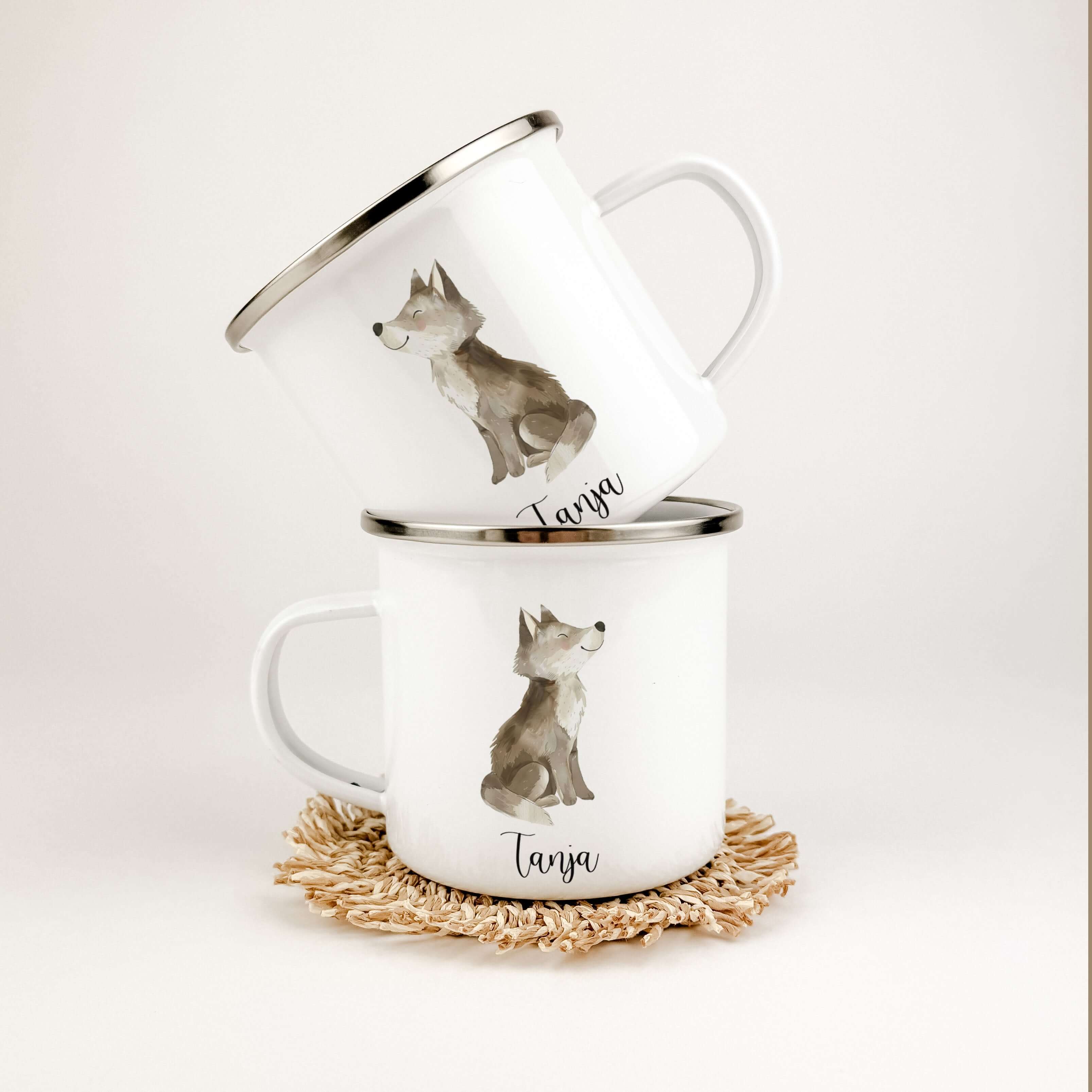 Emaille Tasse Wolf-famprints-Emaille Tasse-Entdecke die hochwertige Emaille Tasse Wolf – das perfekte Geschenk für kleine Abenteurer und Tierliebhaber! Diese Emaille Tasse personalisiert bringt nicht nur ein Lächeln auf das Gesicht deines Kindes, sondern