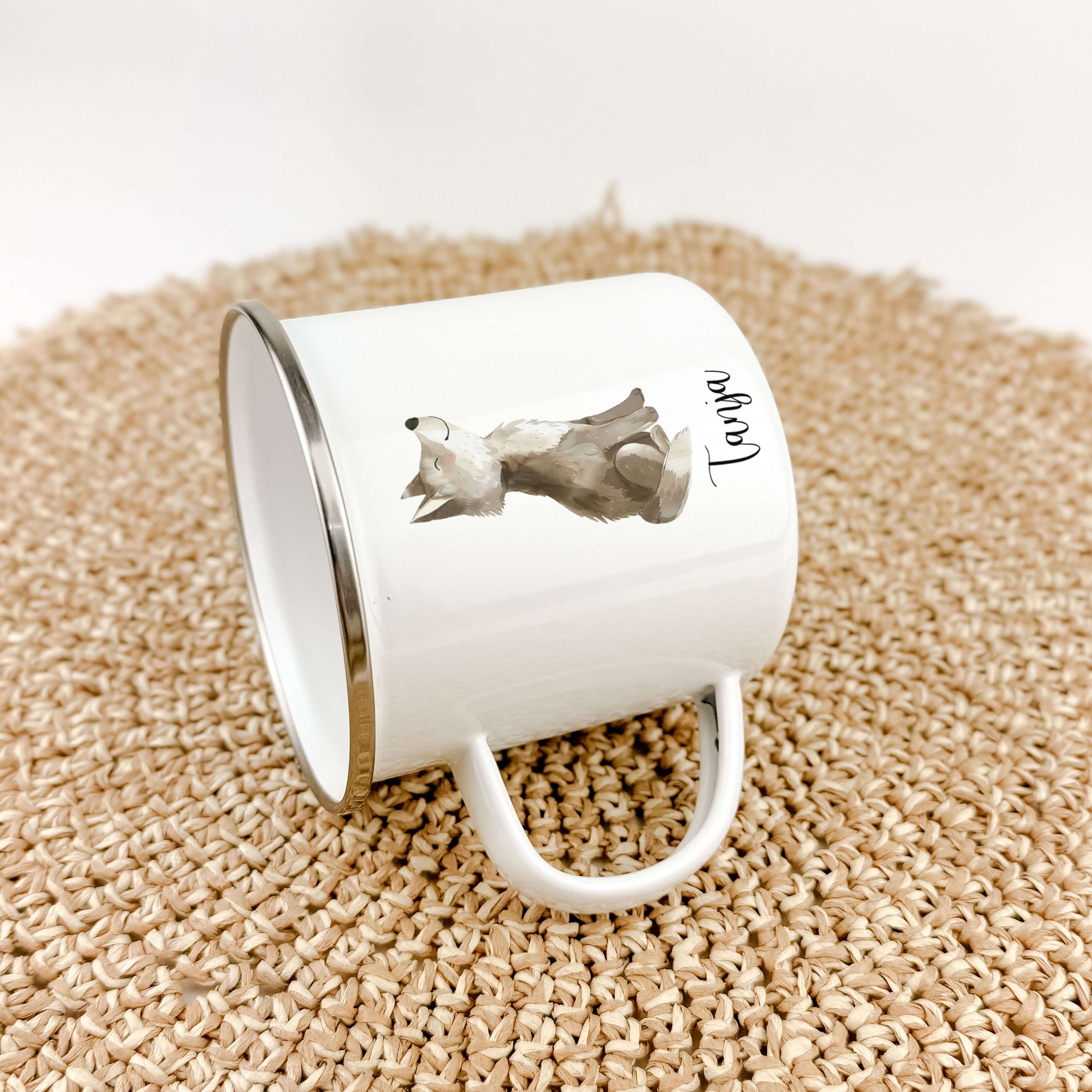 Emaille Tasse Wolf-famprints-Emaille Tasse-Entdecke die hochwertige Emaille Tasse Wolf – das perfekte Geschenk für kleine Abenteurer und Tierliebhaber! Diese Emaille Tasse personalisiert bringt nicht nur ein Lächeln auf das Gesicht deines Kindes, sondern