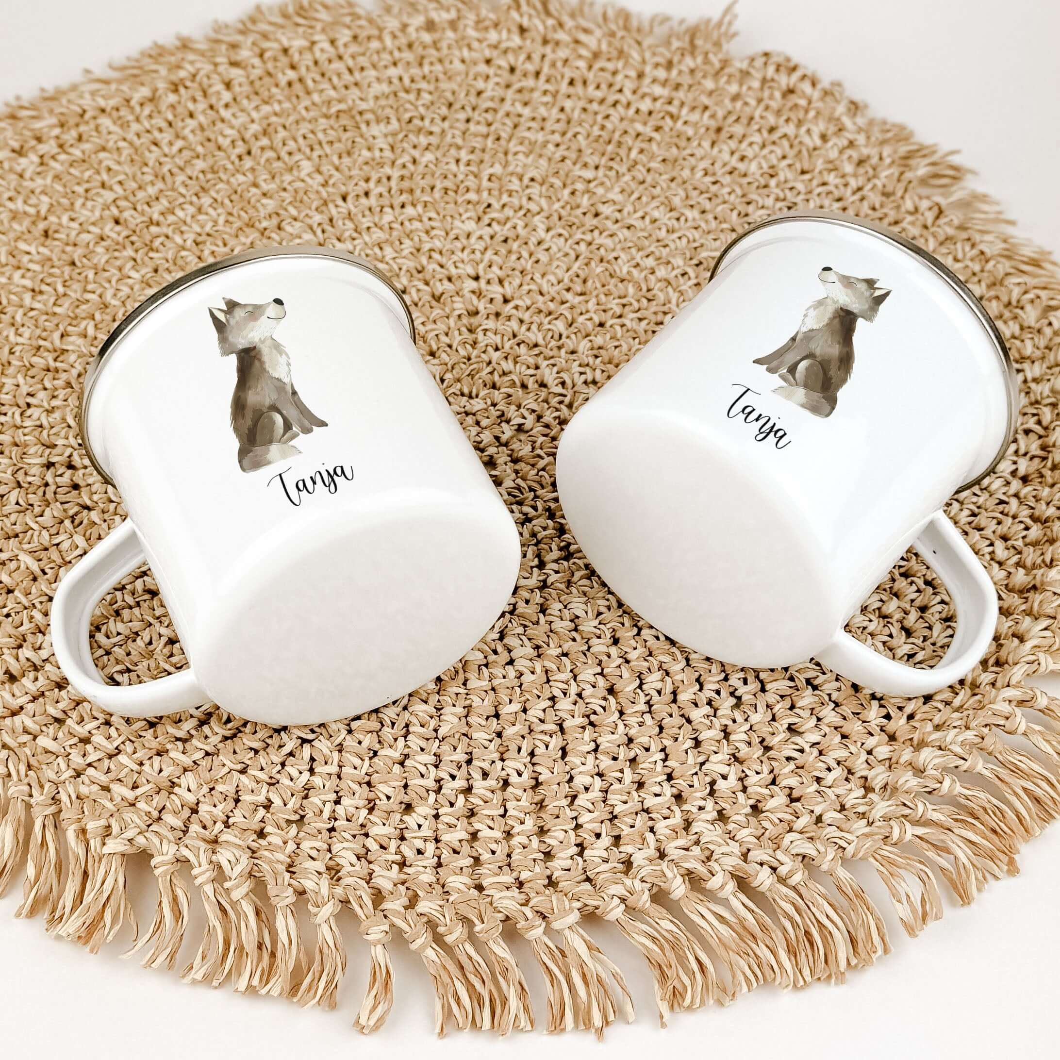 Emaille Tasse Wolf-famprints-Emaille Tasse-Entdecke die hochwertige Emaille Tasse Wolf – das perfekte Geschenk für kleine Abenteurer und Tierliebhaber! Diese Emaille Tasse personalisiert bringt nicht nur ein Lächeln auf das Gesicht deines Kindes, sondern