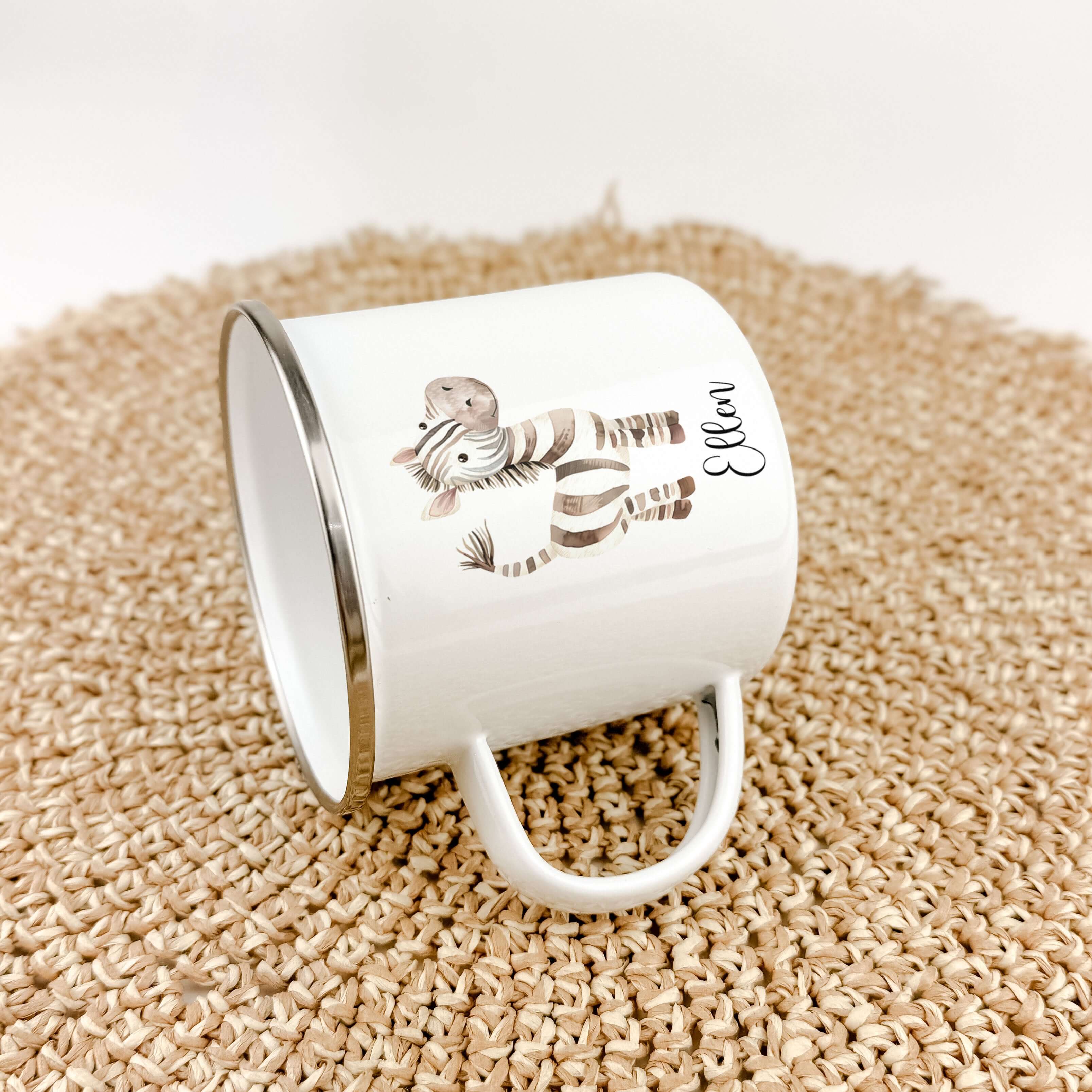 Emaille Tasse Zebra-famprints-Emaille Tasse-Entdecke die zauberhafte Emaille Tasse Zebra. Diese Emaille Tasse personalisiert macht jedes Getränk zum besonderen Erlebnis und ist das ideale Geschenk für viele Anlässe wie Geburtstage, Einschulungen oder Oste