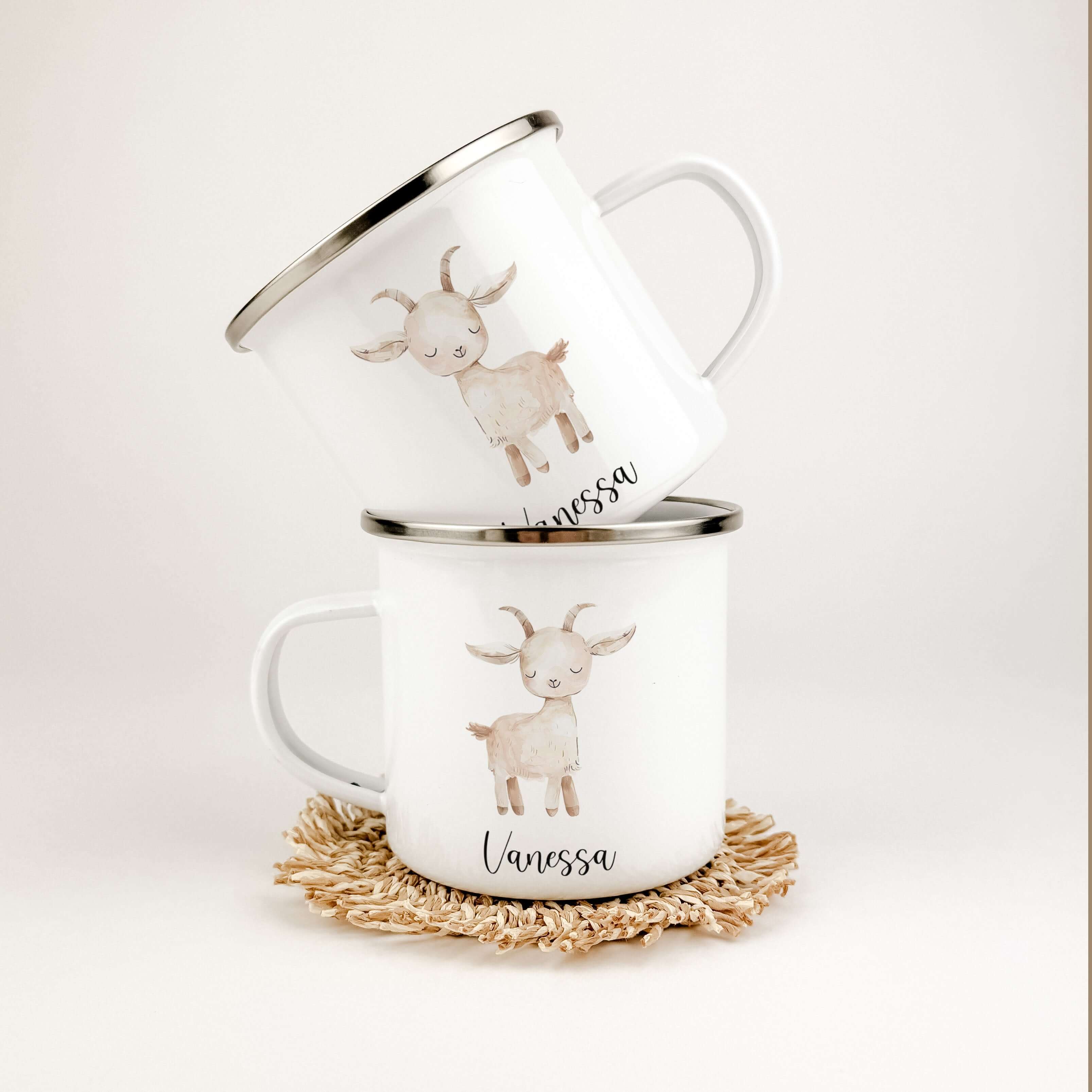 Emaille Tasse Ziege-famprints-Emaille Tasse-Entdecke die liebevoll gestaltete Emaille Tasse Ziege, die nicht nur praktisch, sondern auch ein echter Blickfang ist! Diese Emaille Tasse personalisiert bringt Freude in den Alltag deines Kindes und macht jede